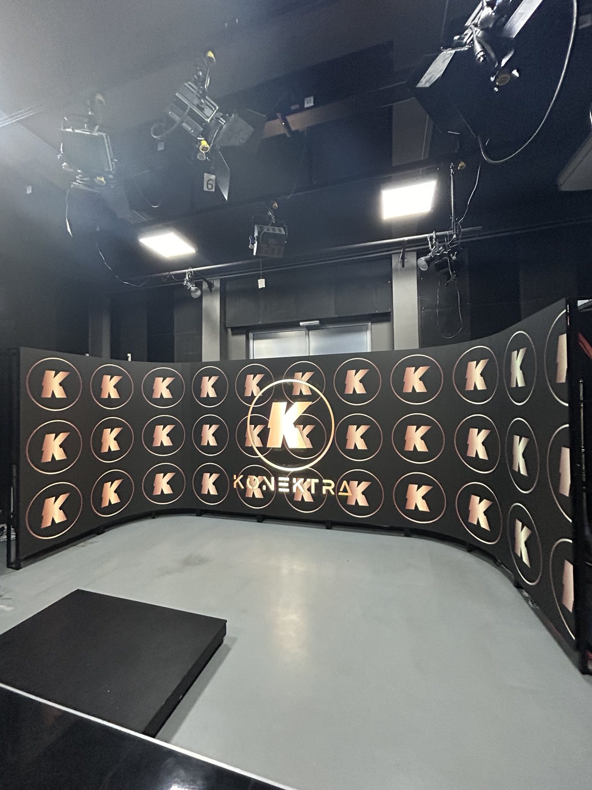 Zakrivljeni LED zid u studiju, montaža Link&Ko