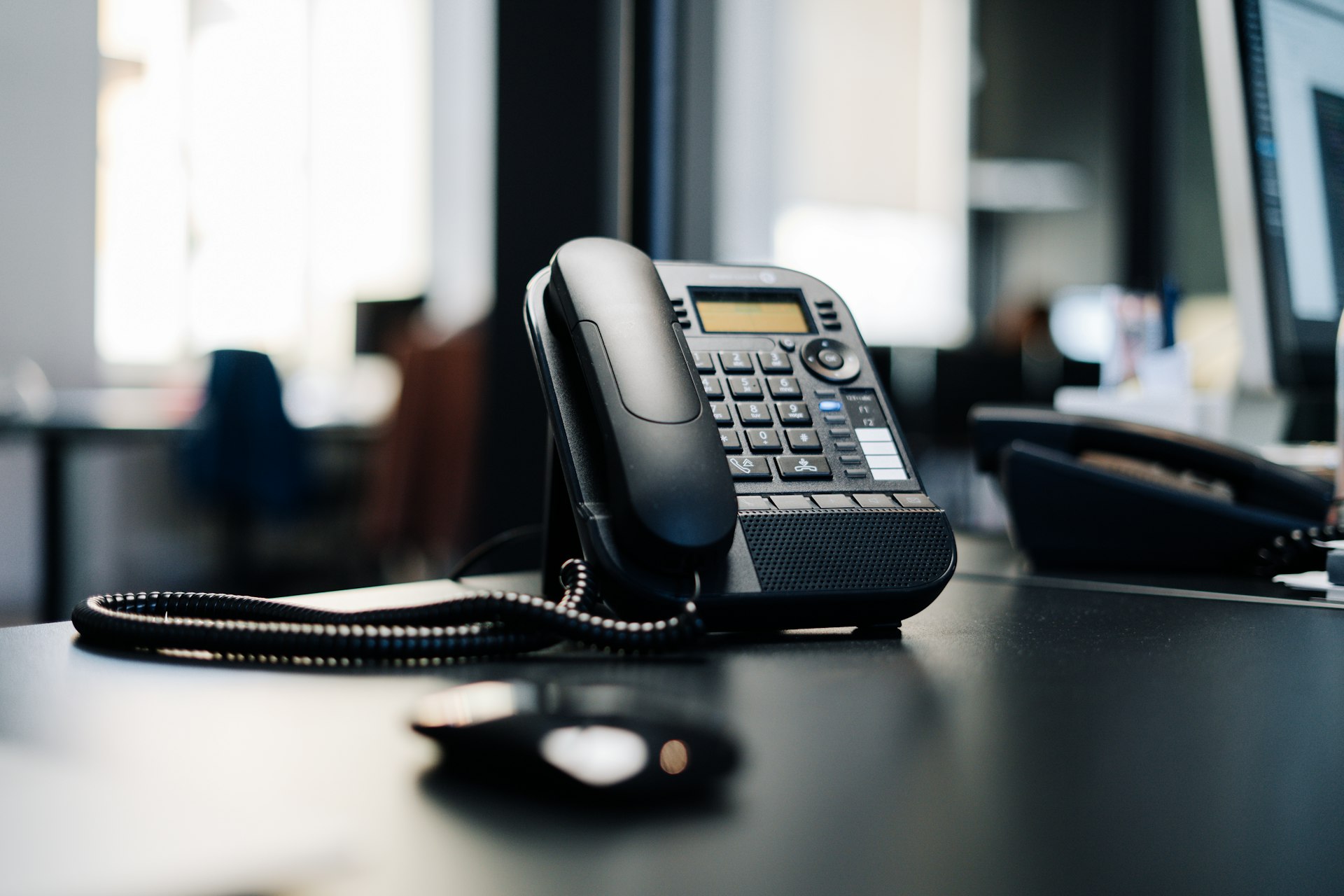 IP telefon na radnom stolu